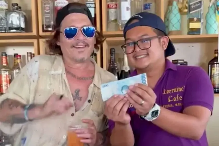 Ralf ZoiloKiller BartenderMega - Johnny Depp and a bartender in the Bahamas on Aug. 28, 2024